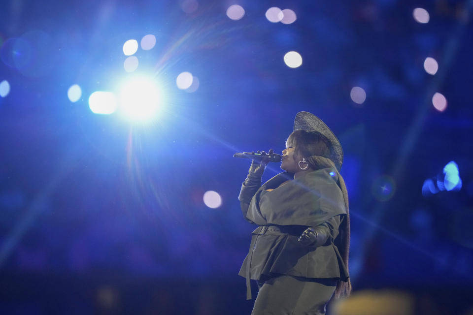 Yseult canta durante la ceremonia de clausura de los Juegos Olímpicos de Verano de 2024 en el Stade de France, el lunes 12 de agosto de 2024, en Saint-Denis, Francia. (Foto AP/Natacha Pisarenko)