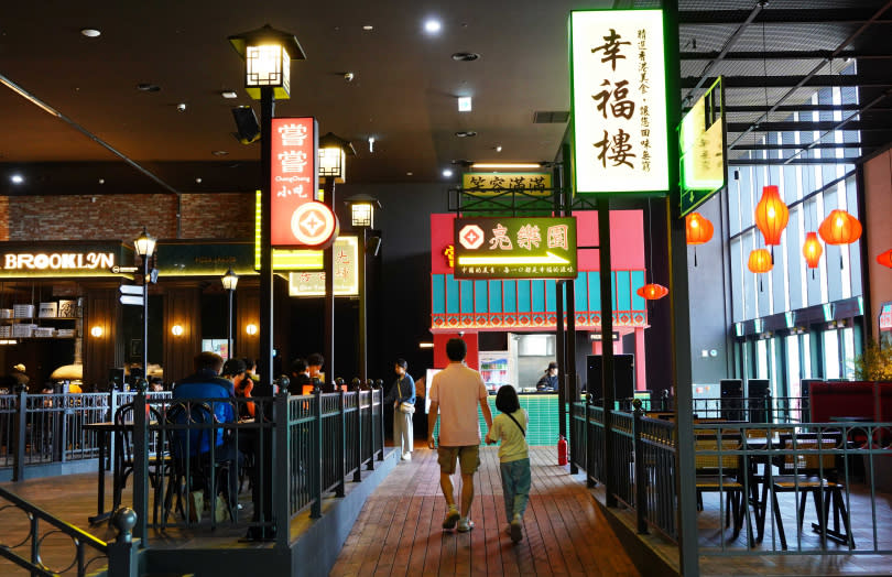 綠洲美食街某些設計很有熟悉的香港情懷。（圖／魏妤靜攝）