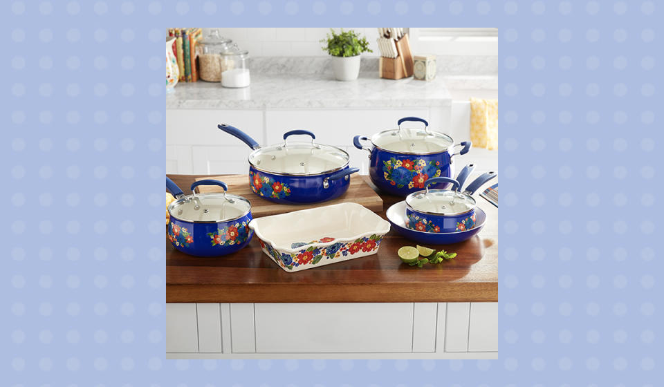 Don't just do something, stand there! That's how fetching this kitchen set is.  (Photo: Walmart)