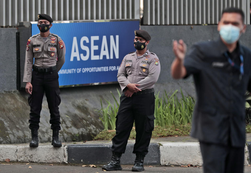 Policías resguardan el viernes 23 de abril de 2021 el exterior del secretariado de la Asociación de Naciones del Sudeste Asiático (ASEAN por sus siglas en inglés) previo a una reunión de gobernantes del bloque en Yakarta, Indonesia, en al que examinarán la situación en Myamar. (AP Foto/Dita Alangkara)