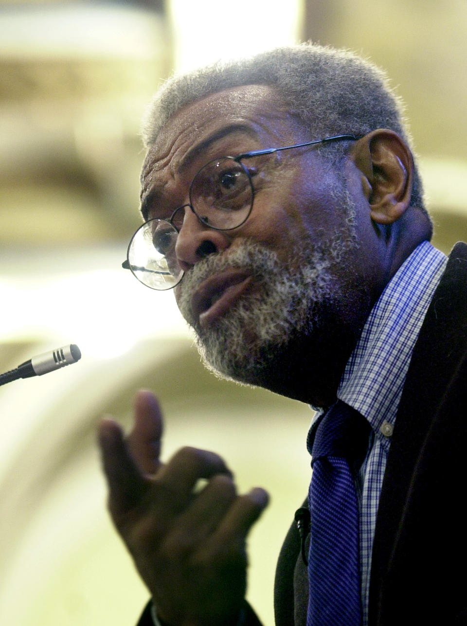 Amiri Baraka, el poeta laureado de Nueva Jersey, en una ceremonia en la biblioteca pública de Newark en Newark, Nueva Jersey en una fotografía de archivo del 2 de octubre de 2002. Baraka, un poeta Beat, nacionalista negro y revolucionario marxista famoso por sus poemas al ritmo de blues murió el jueves 9 de enero de 2014 en Newark, Nueva Jersey. Tenía 79 años. (Foto AP/Mike Derer, archivo)