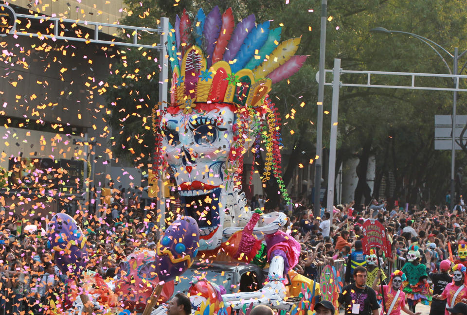 <p>Vista general del desfile con motivo del Día de Muertos celebrado hoy, sábado 28 de octubre de 2017, en Ciudad de México (México). Catrinas, calaveras y carros alegóricos se tomaron hoy las calles de la Ciudad de México en el desfile con motivo del Día de Muertos, que este año dedicó un espacio a homenajear a las víctimas del terremoto del 19 de septiembre, así como a los voluntarios que ofrecieron su ayuda. EFE/Mario Guzmán </p>