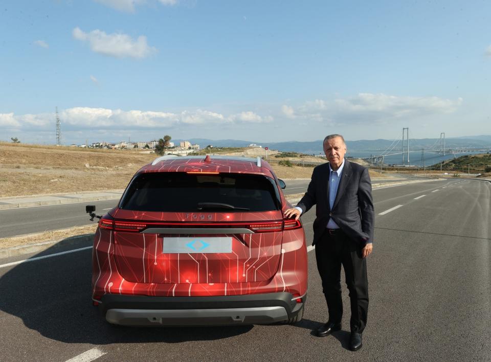 Der türkische Präsident Recep Tayyip Erdogan bei einer Testfahrt des neuen "türkischen Teslas". - Copyright: picture alliance / AA | Mustafa Kamaci