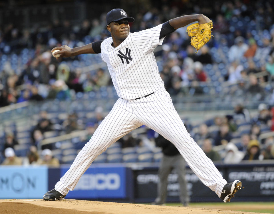 El pitcher Michael Pineda de los Yanquis de Nueva York envía la pelota a los Cachorros de Chicago durante el segundo partido de una doble cartelera, el miércoles 16 de abril de 2014, en el Yankee Stadium en Nueva York. (Foto AP/Bill Kostroun)