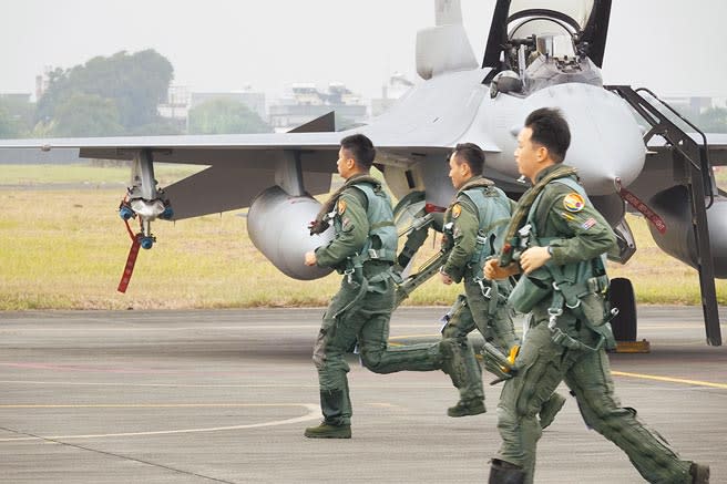 飛行員接獲戰備命令立即緊急奔赴戰機，準備升空執行任務。攝影／黃子明