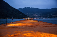 Einmal wie Jesus über das Wasser gehen? Der Konzeptkünstler Christo macht’s möglich – und zwar in der Lombardei. Über den Iseosee haben der gebürtige Bulgare und sein Team 220.000 Schwimmwürfel auf einer Länge von drei Kilometern angeordnet. Das Ergebnis nennt sich „The Floating Piers“. Tausende Menschen sind bereits in den vergangenen Tagen so über das Wasser „gewandelt“. (Photo: Max Cavallari/NurPhoto via Getty Images)