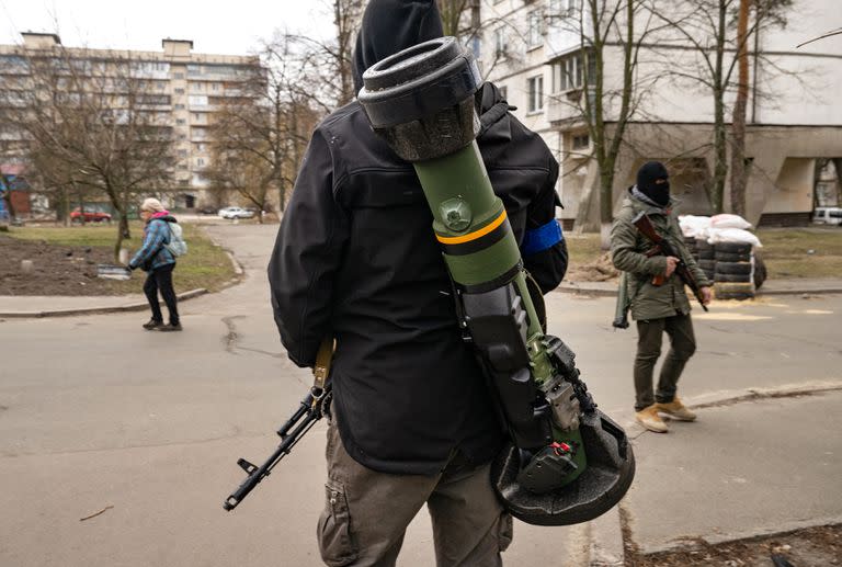 Combatientes ucranianos, incluido uno armado con un arma antitanque NLAW, en Kiev. (Lynsey Addario/The New York Times)