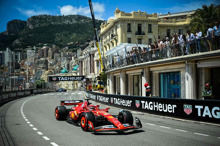 Charles Leclerc, vuela con su Ferrari por las calles de Montecarlo