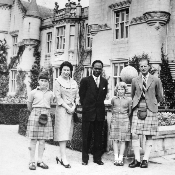 <p>Ein paar Jahre später ist der zukünftige König von England schon besser zu erkennen. Auf dem Foto posiert der Prinz gemeinsam mit seinen Elter, dem ghanaischen Politiker Dr. Kwame Nkrumah und seiner Schwester Prinzessin Anne. </p>