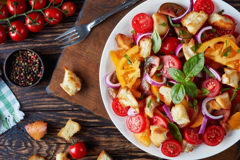 Panzanella ist ein Tomaten-Brot-Salat, der ursprünglich aus der Toskana kommt. Dafür werden Chiabatta-Würfel mit Olivenöl goldbraun in einer Pfanne angebraten und mit Tomaten oder wahlweise auch Gurken oder Paprikastückchen zu einem Salat angerichtet. Dazu passt Weißwein-Essig, Mozzarella, Kapern, Basilikum sowie Salz und Pfeffer. (Bild: iStock/from_my_point_of_view)