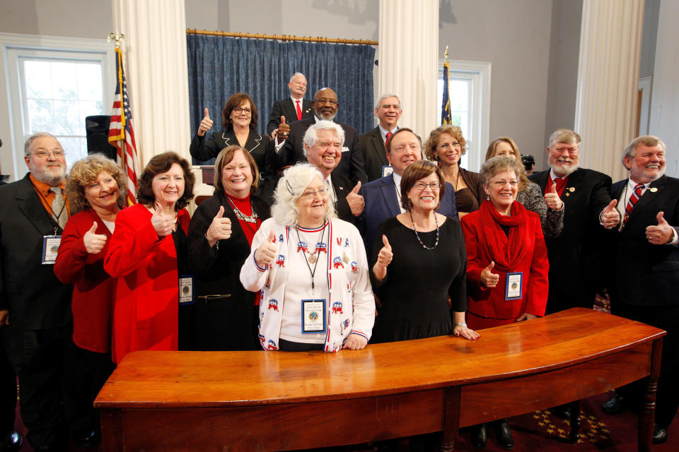 Die Abgesandten des Electoral College für North Carolina posieren nach der Stimmabgabe für Donald Trump 2016 mit erhobenen Daumen für ein Gruppenfoto