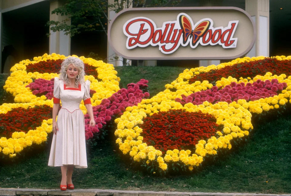   American singer and songwriter Dolly Parton poses for a portrait at Dollywood on October 24, 1988 in Pigeon Forge, Tennessee.  (Photo by Ron Davis/Getty Images)