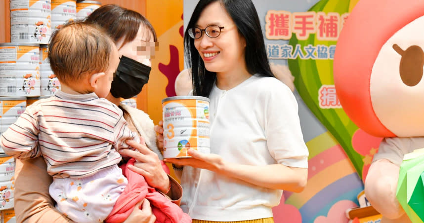協會理事長張旖將奶粉致贈給受贈家戶媽媽，期盼為小朋友補足營養，健康長大。（圖／道家人文協會提供）