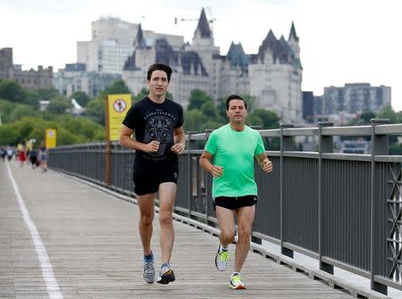 Canada's Prime Minister Justin Trudeau (L) runs with Mexico's President Enrique Pena Nieto across the Alexandra Bridge from Ottawa to Gatineau, Quebec, Canada, June 28, 2016. REUTERS/Chris Wattie