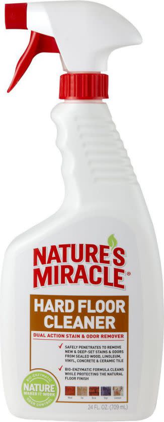 Produit à action double pour éliminer les taches et les odeurs sur les sols durs de Nature’s Miracle. (Photo: Chewy)