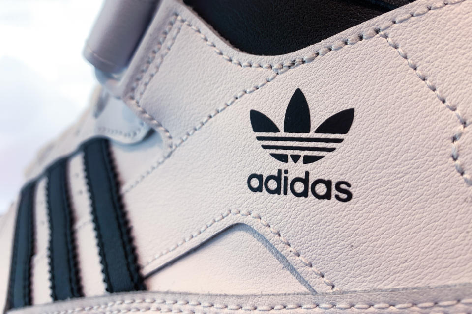 Adidas tiene una promoción para ti: hasta un 60% de descuento en la tienda virtual. (Foto: Jakub Porzycki/NurPhoto via Getty Images)