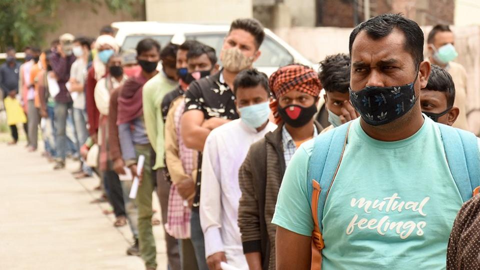 Gente haciendo cola para un test de covid en la región de Jammu y Cachemira.