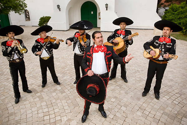 ¿Son las serenatas un acto romántico o cursi? Foto: cristiani / Getty Images.