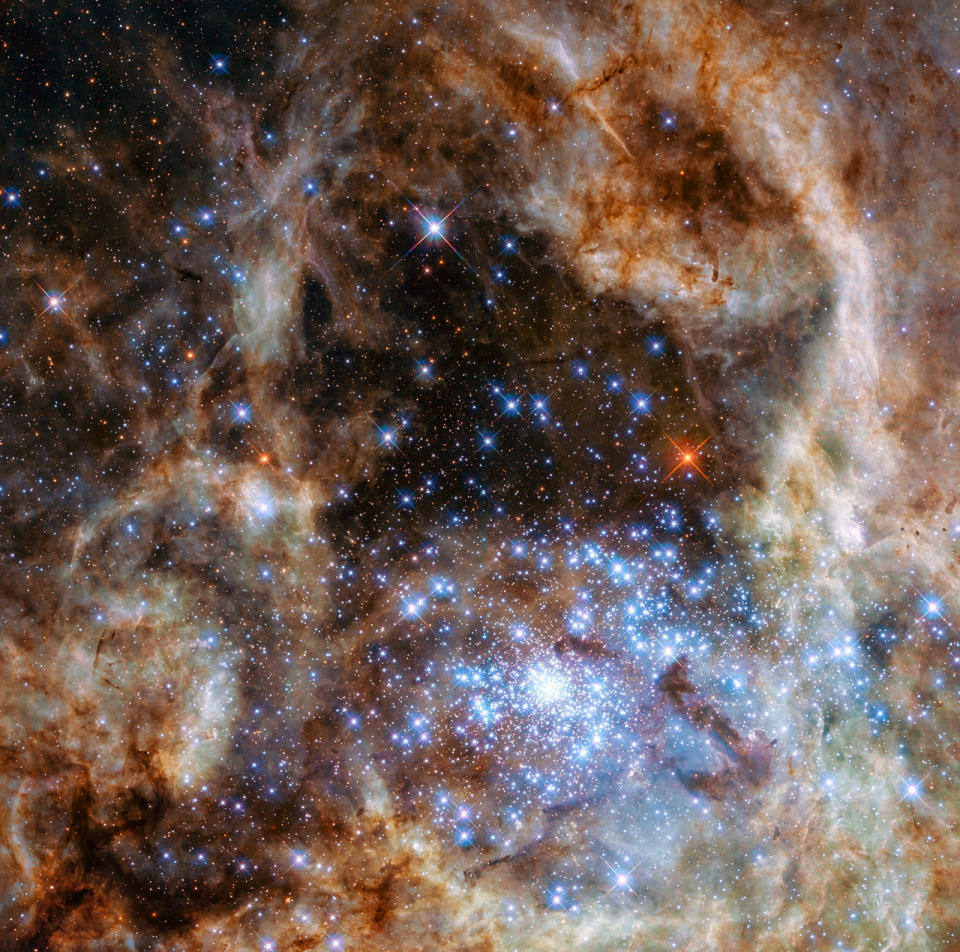 Der junge und dichte Sternhaufen R136 ist unten rechts auf einem Bild des LMC zu sehen, das vom Hubble-Weltraumteleskop aufgenommen wurde