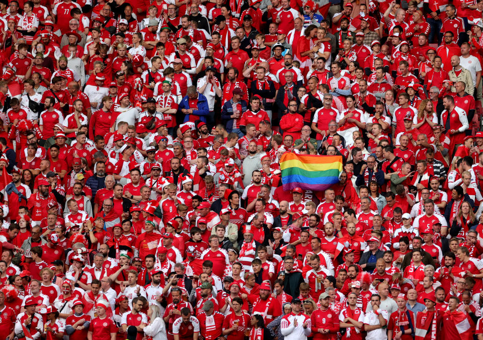 Bandera arcoíris entre la hinchada de Dinamarca