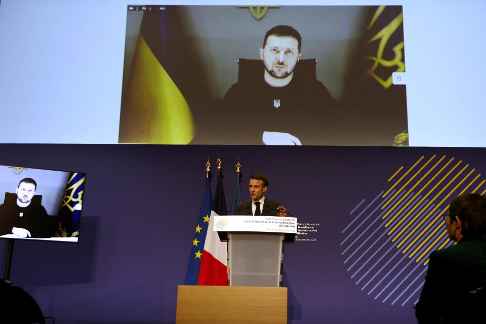 Emmanuel Macron hält eine Rede, während Wolodymyr Selenskyj über eine Videoverbindung an der Konferenz teilnimmt (Bild: Ludovic Marin/POOL AFP/AP/dpa)