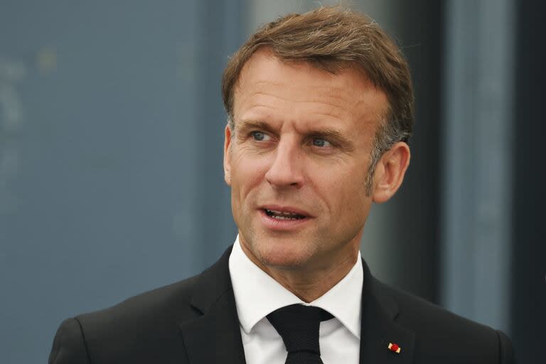 El presidente francés Emmanuel Macron asiste a una Segunda Guerra Mundial en Oradour-sur-Glane, suroeste de Francia, el lunes 10 de junio de 2024, un día después de haber llamado a elecciones anticipadas