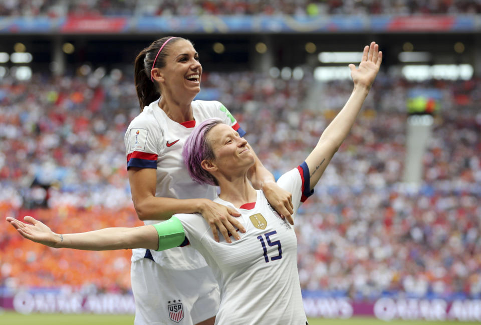 Megan Rapinoe (15) festeja con Alex Morgan tras anotar el primer gol de Estados Unidos en la victoria 2-0 ante Holanda en la final de la Copa Mundial femenina en Lyon, Francia, el domingo 7 de julio de 2019. (AP Foto/Francisco Seco)