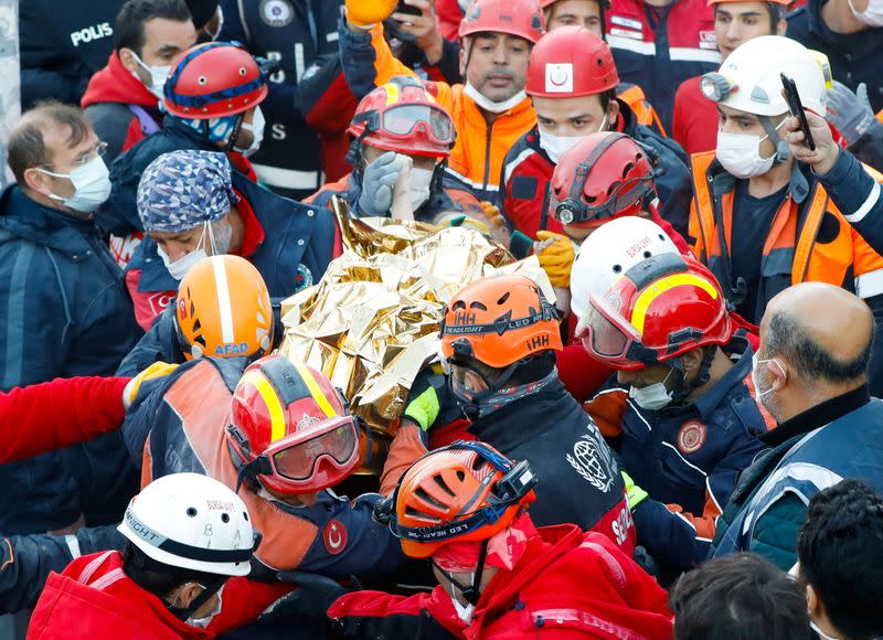 Rescatistas llevan a Elif Perincek, una sobreviviente de tres años, fuera de un edificio derrumbado después de un terremoto en la ciudad portuaria egea de Esmirna, Turquía