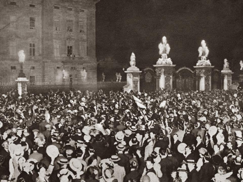 La multitud afuera del palacio de Buckingham celebrando a la familia real después de que Gran Bretaña declaró la guerra contra Alemania en 1914 (Alamy)