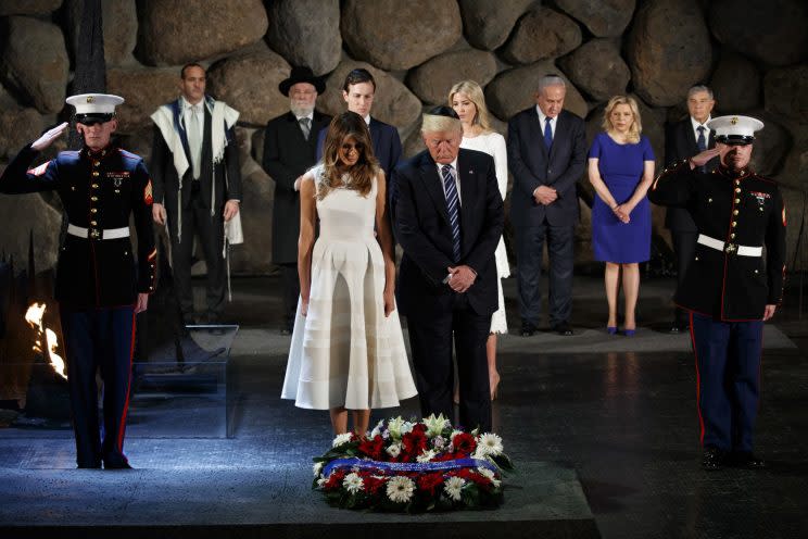 El presidente Trump, acompañado por su esposa Melania, en una ceremonia en el Museo del Holocausto de Israel. Foto de AP