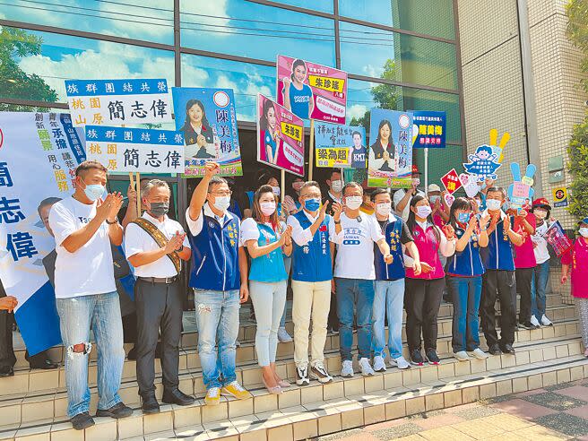 國民黨前台北市議員羅智強（左六）29日陪同「國民黨桃園青年問政連線」集體登記參選，預言綠營失民心，民進黨北台選情會大崩盤。（蔡依珍攝）