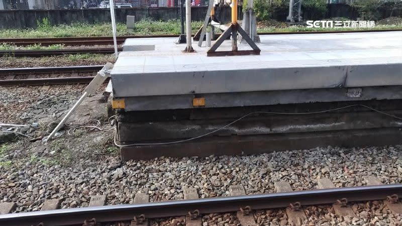 網友拍下桃園內壢火車站月台的特殊景象。