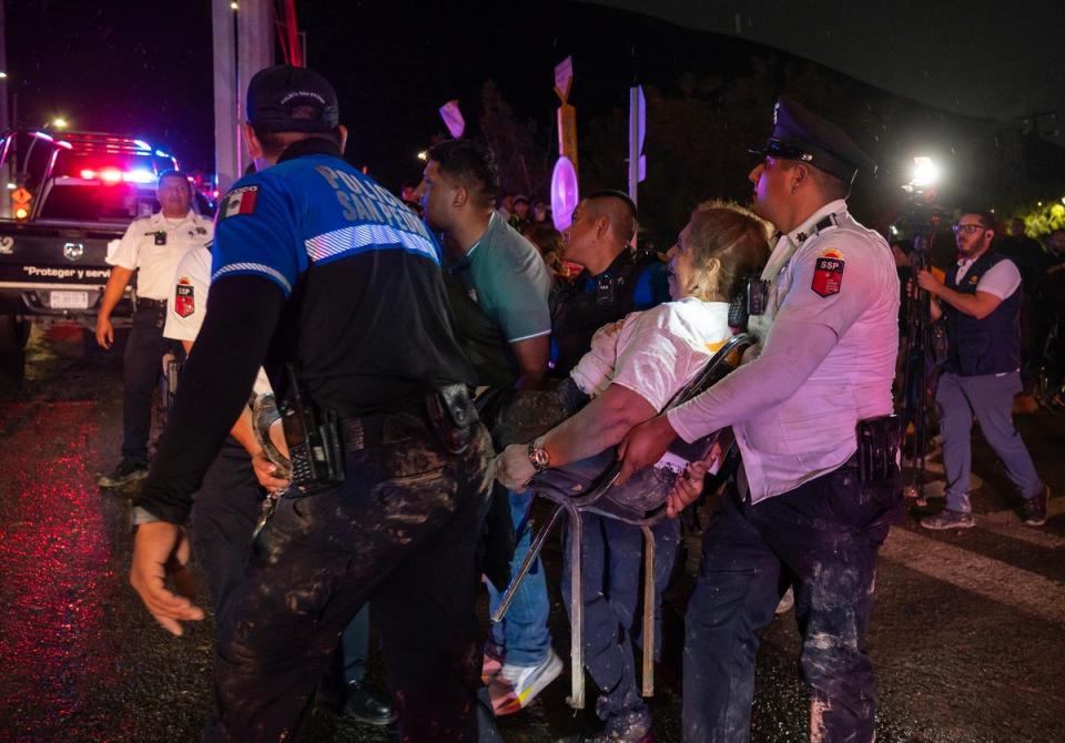 Un grupo de paramédicos evacúa a uno de los heridos tras el derrumbe de un escenario en Nuevo León, México, durante un cierre de campaña (EPA)