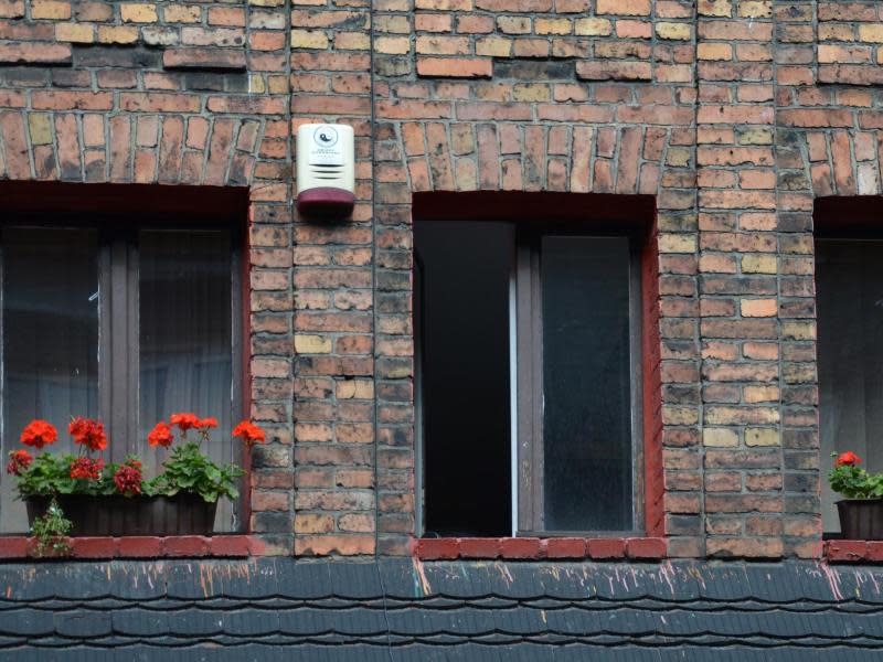 Wie in alten Zeiten - vor vielen Fenstern der alten Bergarbeitersiedlung Nikiszowiec stehen Blumenkästen mit roten Geranien. Foto: Andreas Heimann