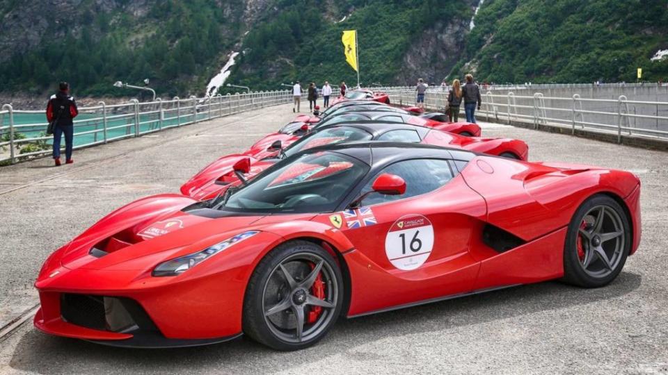 Ferrari LaFerrari是在2013年推出的油電超跑，原廠當時僅限量生產499輛，每輛建議售價就高達100萬歐元起(約新台幣3,500萬元)，而臺灣售價更來到新台幣7,700萬元起。(圖片來源/ 法拉利)