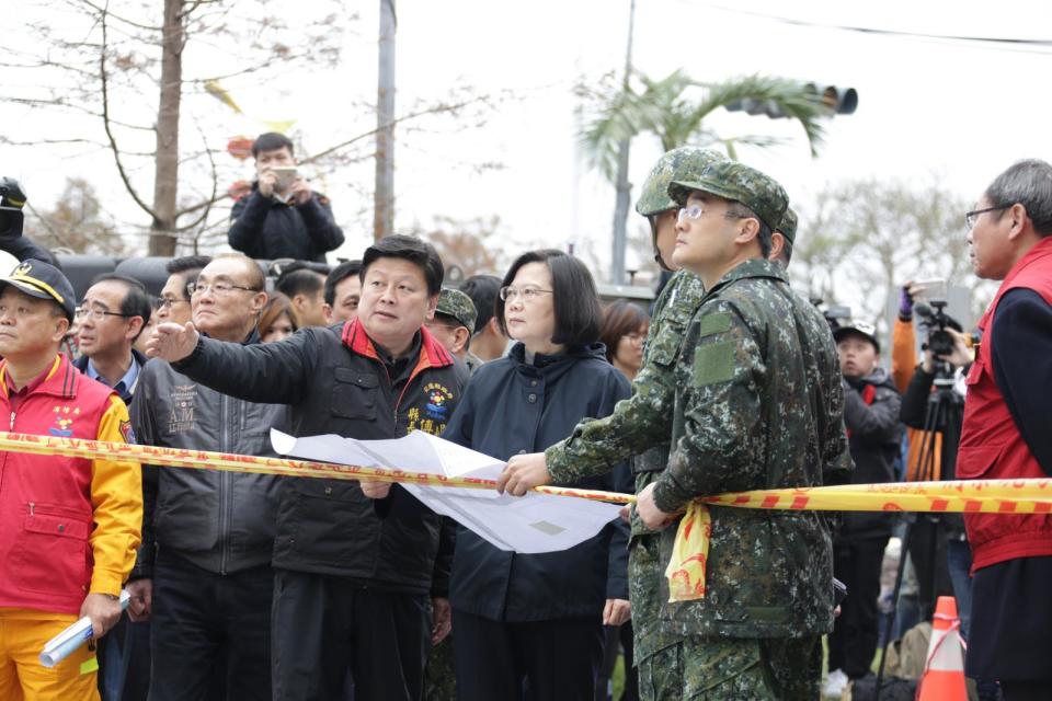 ▲蔡英文8日下午二度前往花蓮勘災，且將夜宿當地關懷災民。（圖／軍聞社提供）