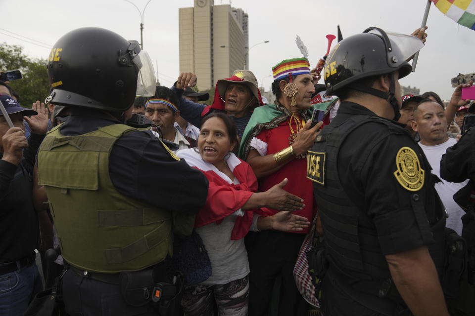 Manifestantes marchan contra la presidenta peruana Dina Boluarte en Lima, Perú, el martes 17 de enero de 2023. (AP Foto/Martín Mejía)