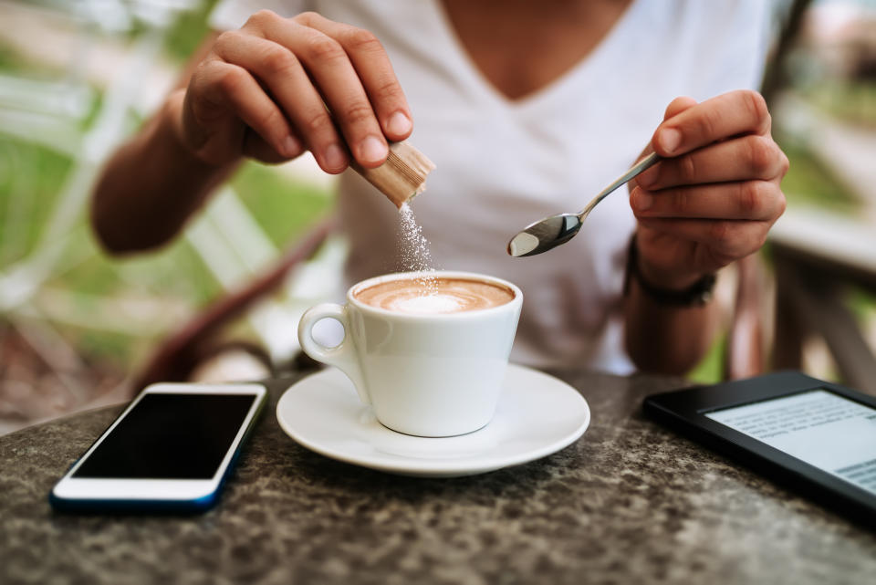 Zucker im Kaffee macht die Sache noch schlimmer - doch auch ohne hat das Getränk negative Wirkung auf den Blutzucker (Symbolbild: Getty Images)