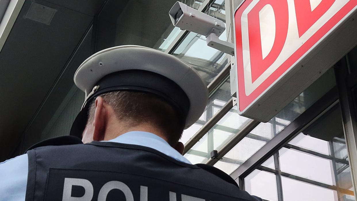 Ein Bundespolizist steht im Berliner Bahnhof Südkreuz unter einer Kamera für die Gesichtserkennung. Foto: Wolfgang Kumm