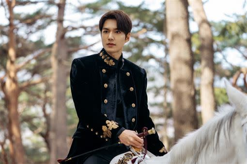 李敏鎬飾演大韓帝國理科型男皇帝李袞。（圖／Netflix提供）