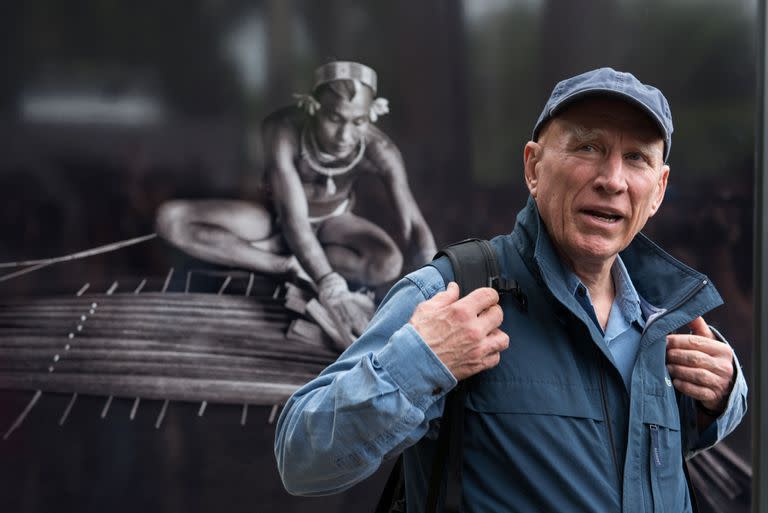 (FILES) This file photo taken on May 27, 2013 shows Brazilian photographer Sebastiao Salgado walking around his pictures which are part of the exhibition "Genesis", ready to be opened to the public at the Environment Museum of Rio de Janeiro's Botanic Garden, on May 27, 2013. / AFP / YASUYOSHI CHIBA / TO GO WITH AFP STORY