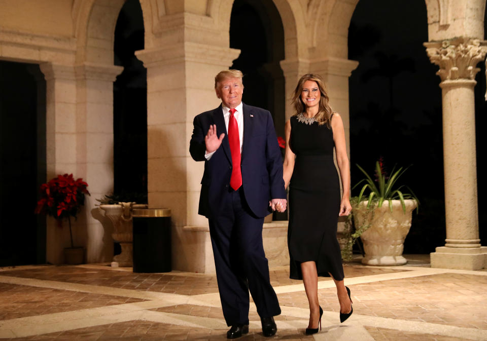 El presidentde de EEUU, Donald Trump, y su mujer Melania en Mar-a-Lago resort de Palm Beach, el 24 de diciembre de 2019. REUTERS/Leah Millis. 