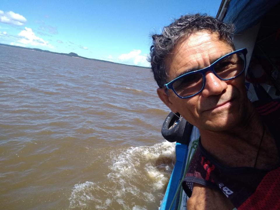 Homem em barco no rio Tapaj&#xf3;s