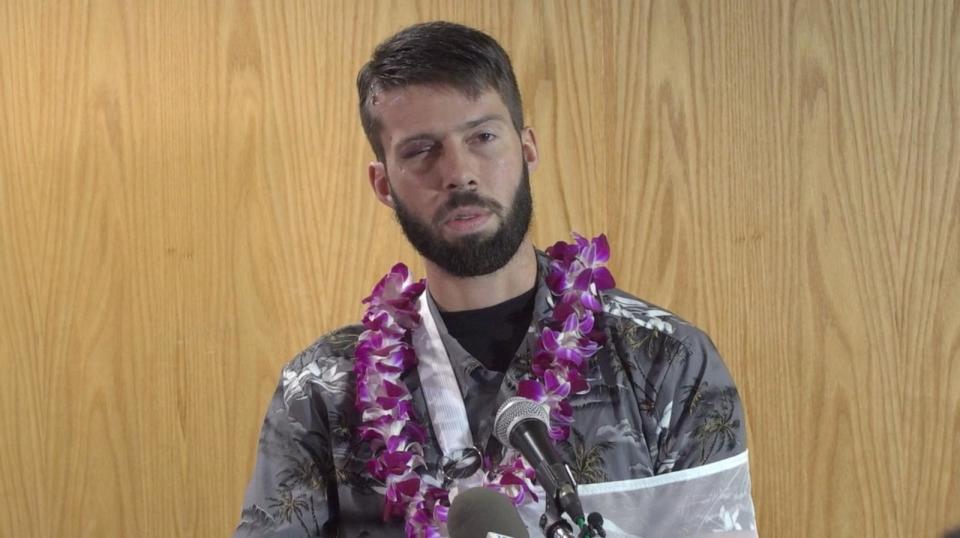PHOTO: Ian Snyder, 34, speaks at a news conference in Hawaii on Dec. 12, 2023, about surviving a 1,000-foot topple from a hiking trail in Hawaii. (KITV)