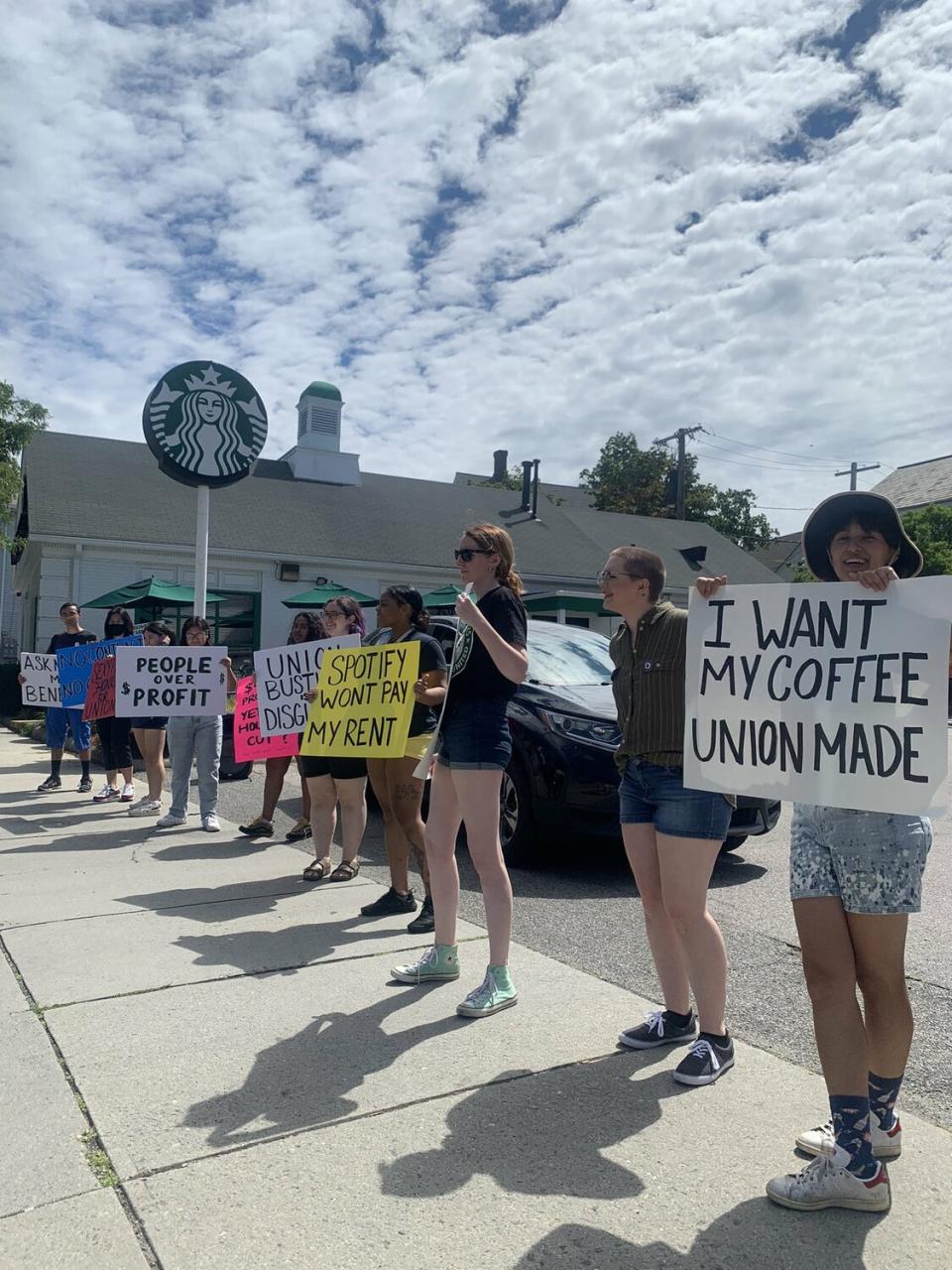 星巴克工人聯合會（Starbucks Workers United）在星巴克門市前抗議。   圖: 翻攝自 Boston Starbucks Workers United 推特