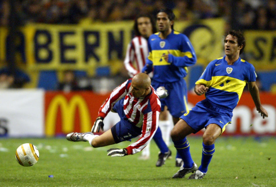 Chivas y Boca empataron sin goles en la vuelta. El partido quedó grabado por el escupitajo de Jorge Benítez, entrenador xeneize, hacia Adolfo Bautista. (REUTERS/Andres Stapff)