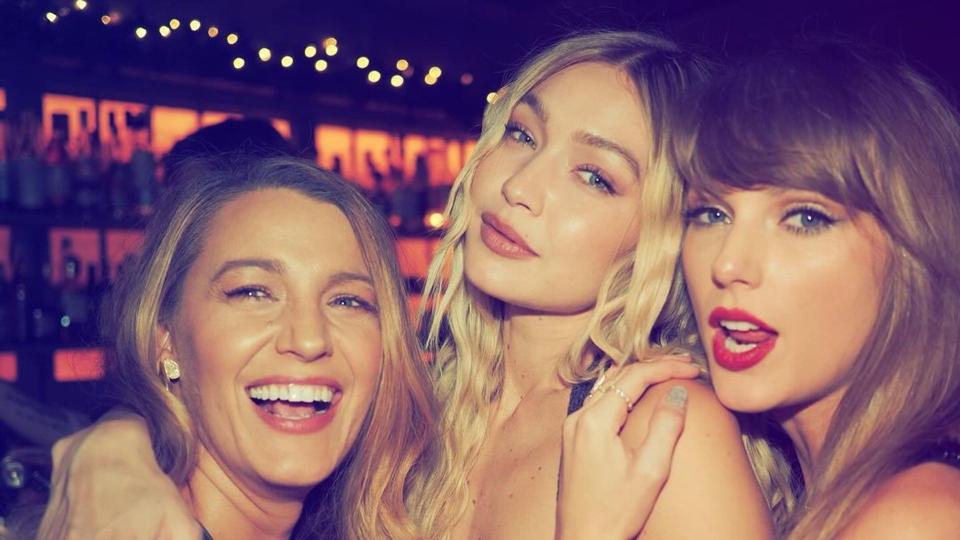 Blake Lively, Gigi Hadid and Taylor swift pose for a friendly pic 