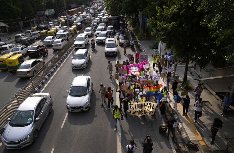 Activistas participan en la Marcha mundial del clima, en Nueva Delhi, India, el viernes 24 de septiembre de 2021