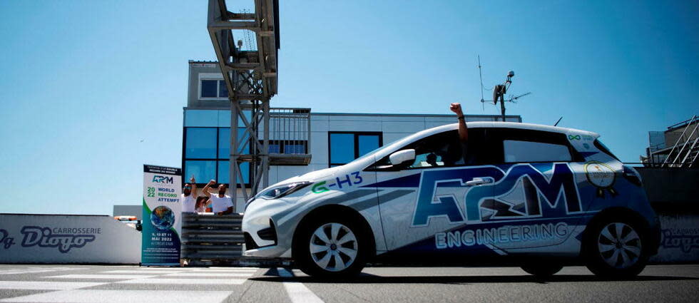 Équipée d'une pile à combustible fonctionnant au méthanol, un carburant liquide pouvant être produit à partir de biomasse, la Renault Zoe n'a plus besoin de recharger pour rouler, seulement de faire le plein en quelques minutes.
