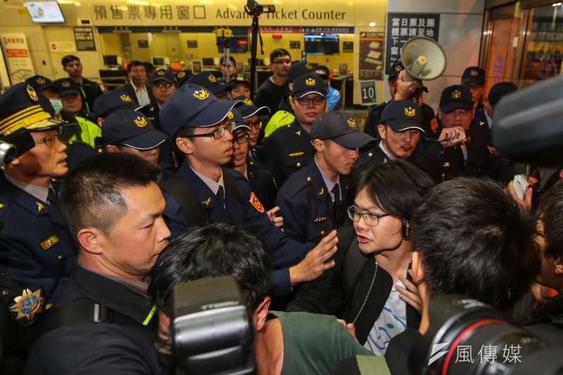 20171223-勞團23日舉行「反對勞基法修惡大遊行」，晚間主辦單位宣布遊行結束後，部分學生不願離去湧入台北車站抗議，遭優勢警力驅離。（顏麟宇攝）